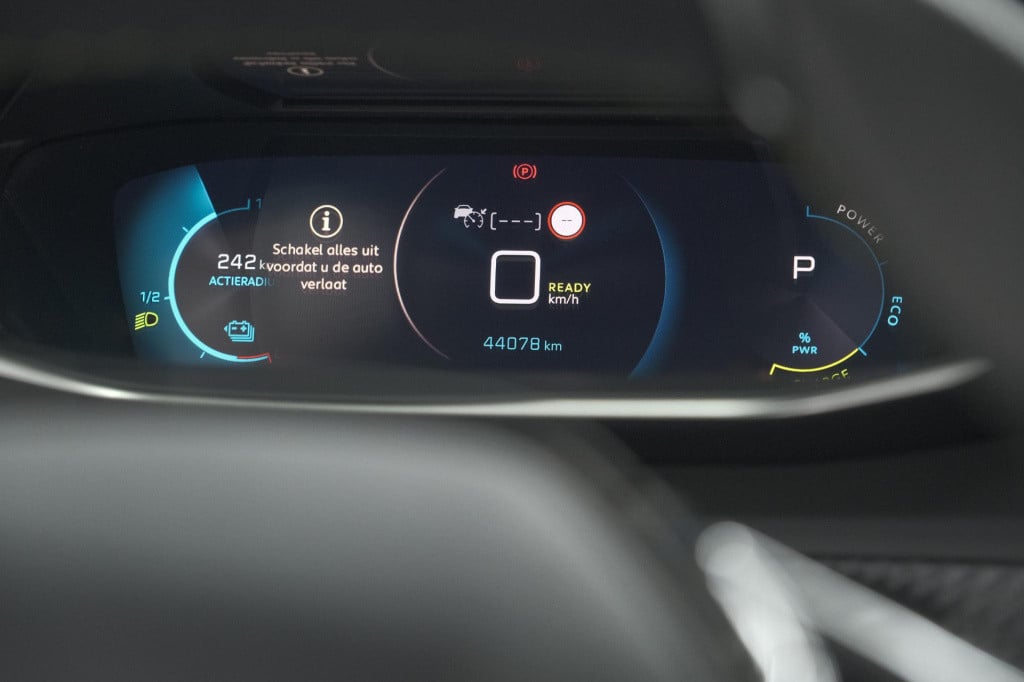 Peugeot E-2008 ev gt 50 kwh | 3 fase | trekhaak | panoramadak | adaptieve c