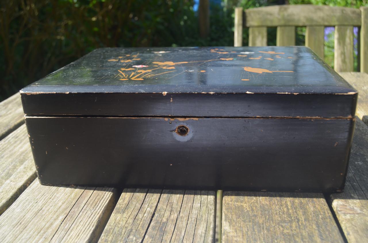 Grote laque doos met gebreken, mogelijk Chinees.