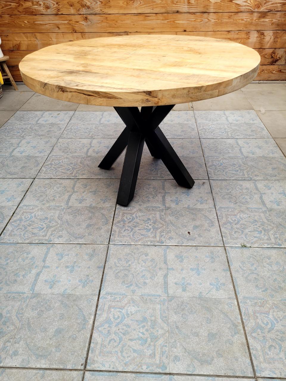 Robuuste eettafel met 6 leren stoelen