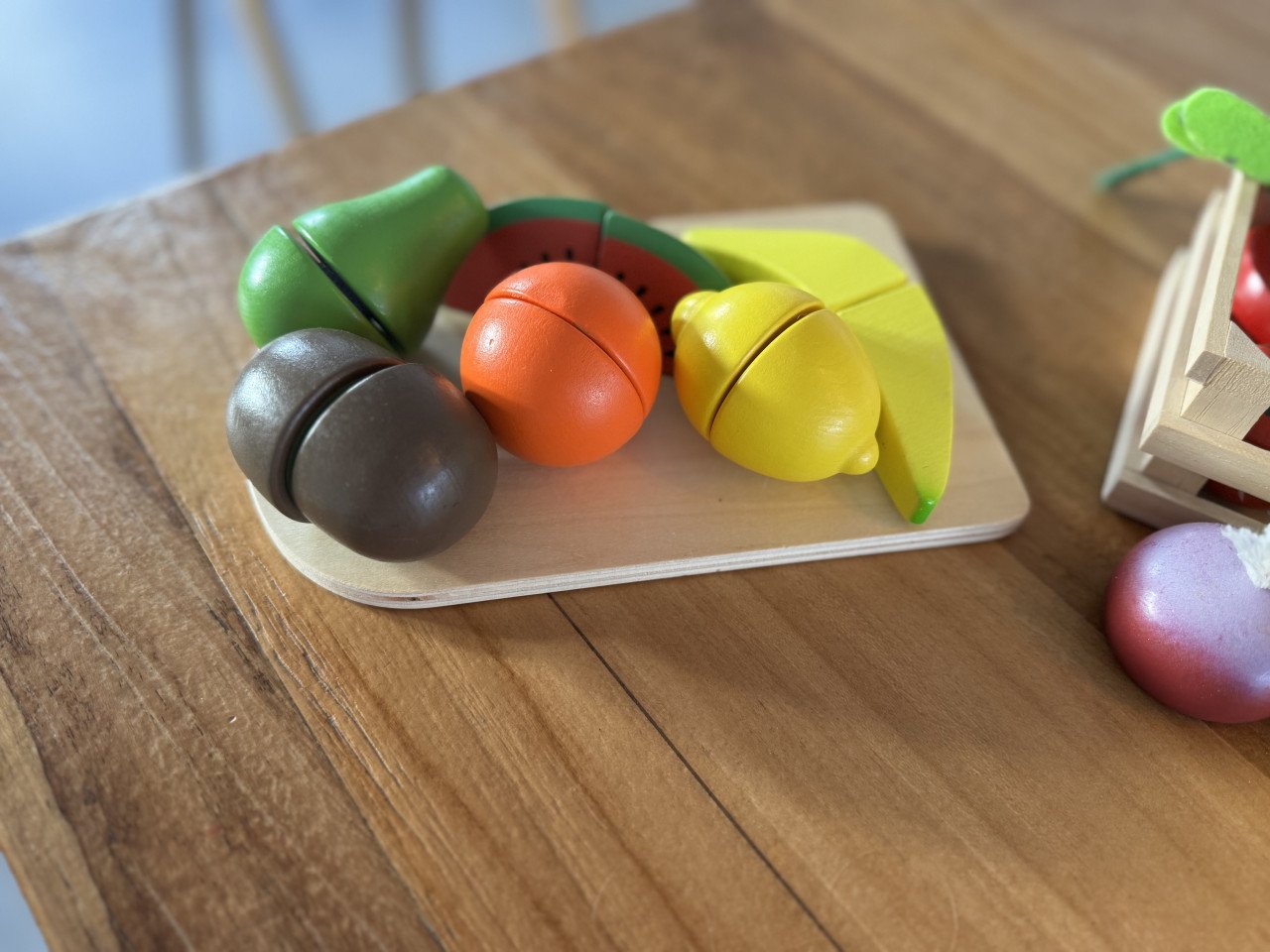 Winkelkarretje, mandje en houten speelgoed