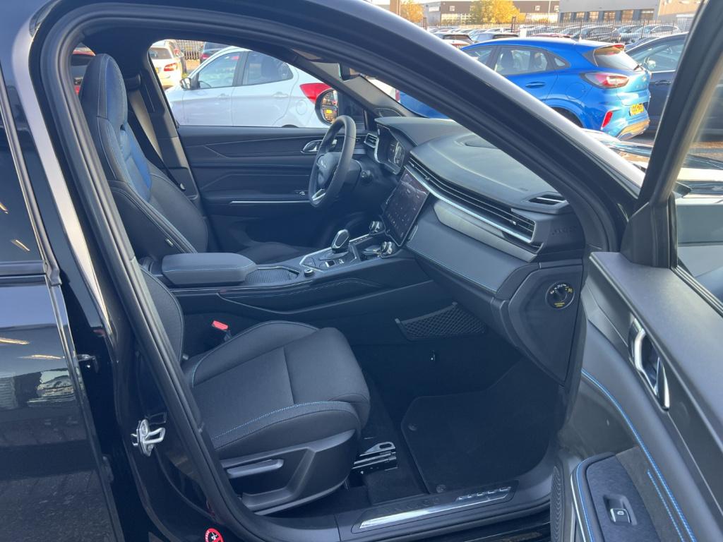 Lynk & Co 01 1.5 261pk phev , black edition ,360gr camera , pano dak , adap