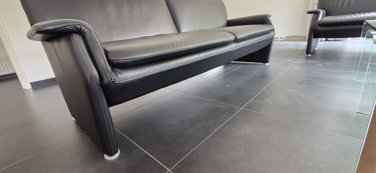 Leren bankstellen met glazen tafels in topstaat