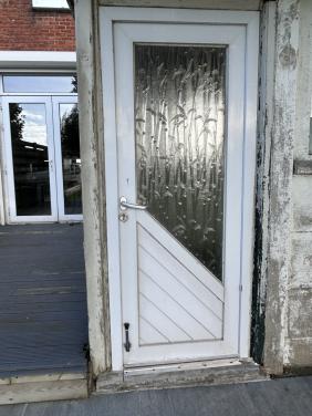 Gratis af te halen buiten deur met kozijn, en sluitwerk wit iso glas