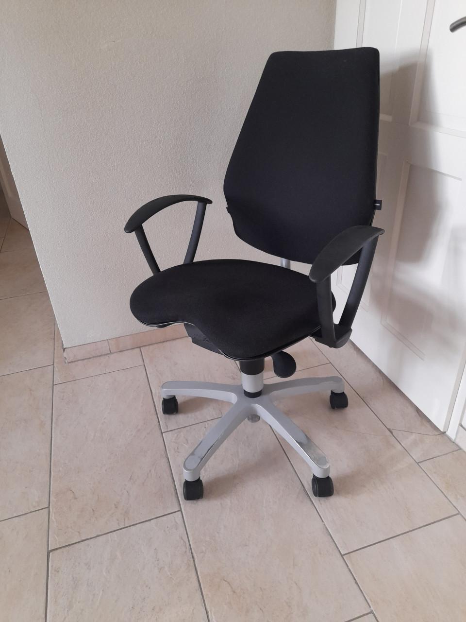 Verstelbare Bureaustoel  (in goede staat )  Er is van alles te verstellen