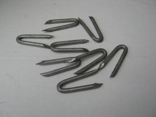 KRAMMEN verzinkt 2.4 x 25 mm.  € 4.50 per kgr.