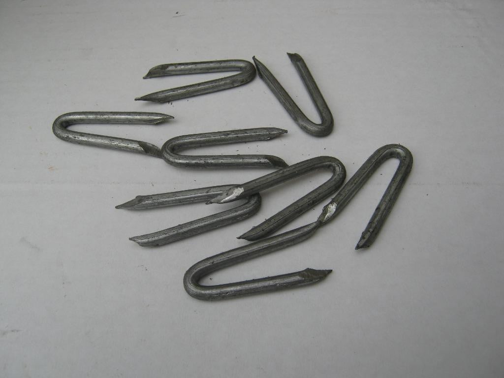 KRAMMEN verzinkt 2.4 x 25 mm.  € 4.50 per kgr.
