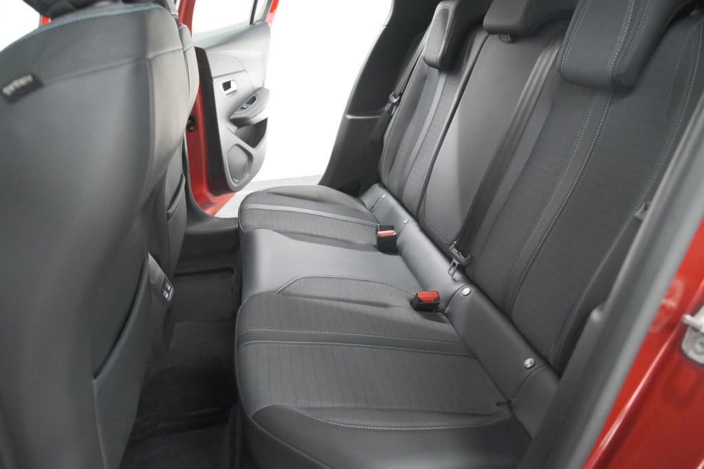 Peugeot 208 puretech 100 eat8 allure pack | camera | navigatie | apple carp