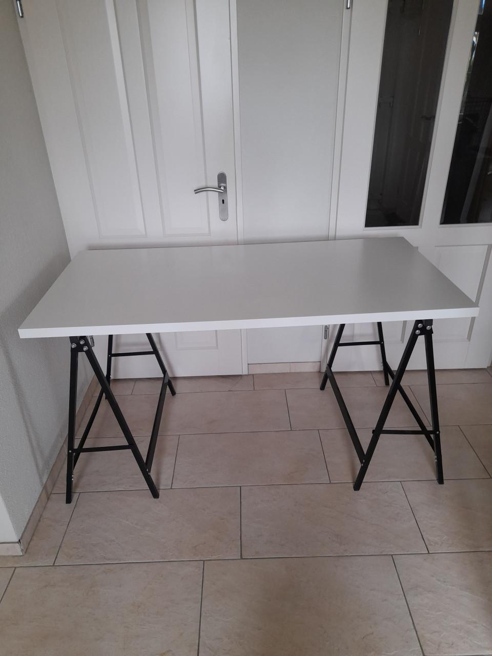 Bureau met schragen (in goede staat ) 150 x 75 x 83.5H