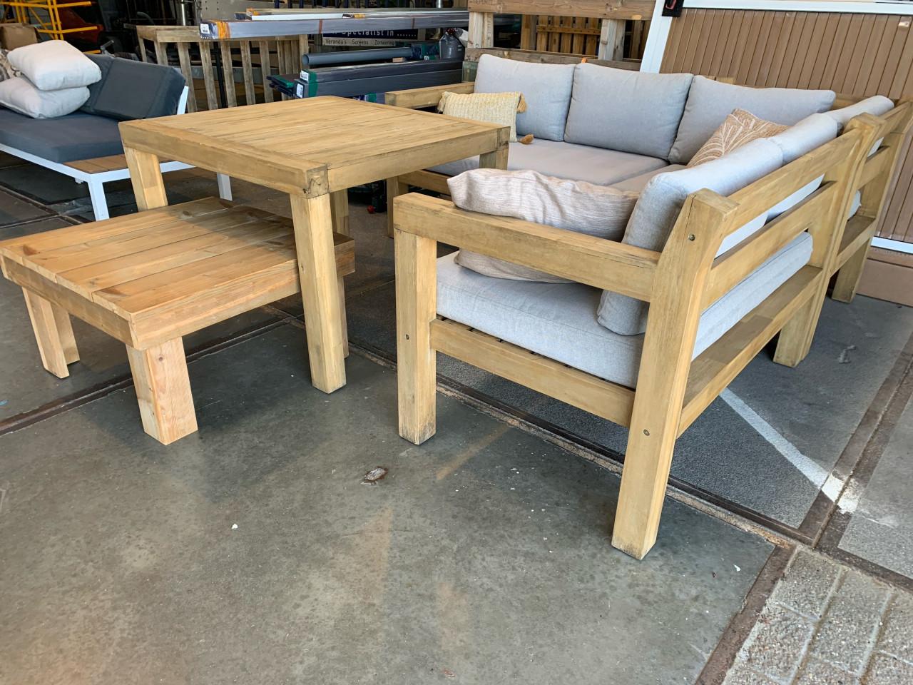 Hardhouten Loungeset met hoge tafel en salontafel en kussens.
