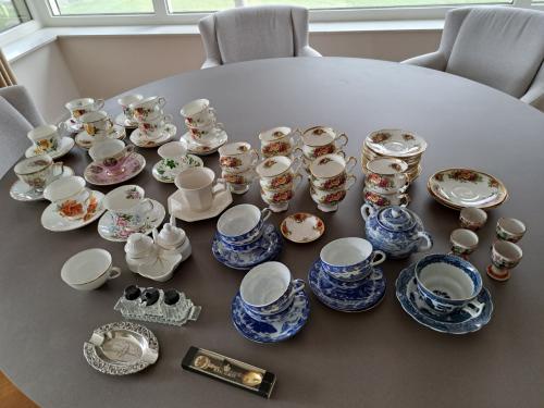 Engels servies (Royal Albert "Old Country Roses) + blauw-wit porselein..
