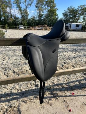 Norton dressuur zadel - praktisch nieuw! 17,5 inch