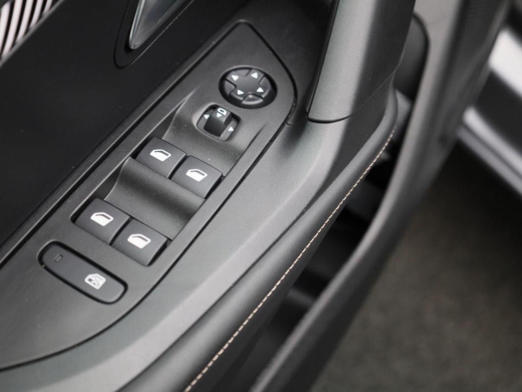 Peugeot E-2008 ev allure 54 kwh | automaat | climate control | virtual cock