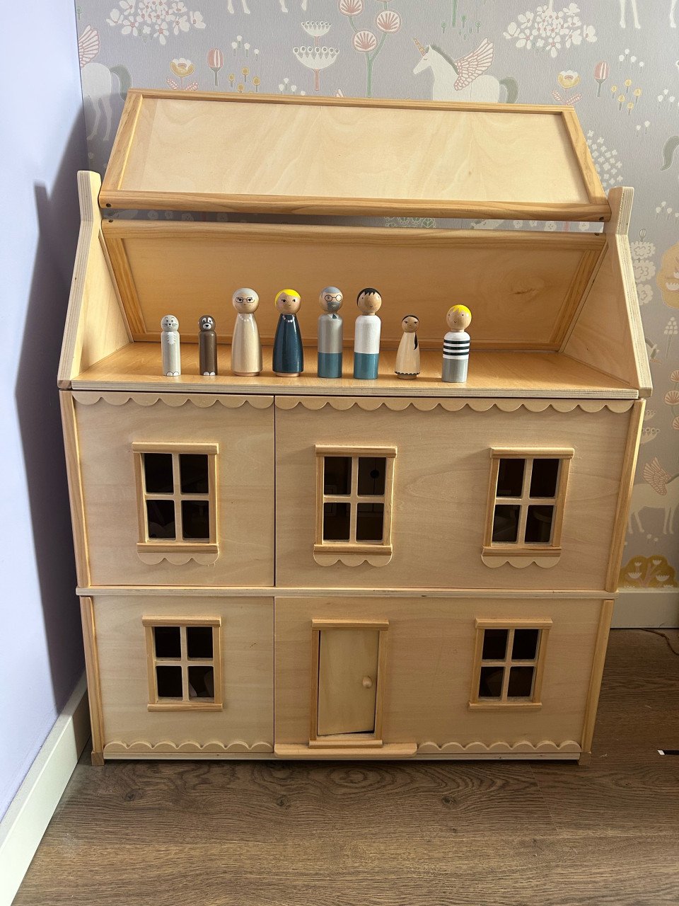 Houten poppenhuis inclusief meubeltjes en poppetjes