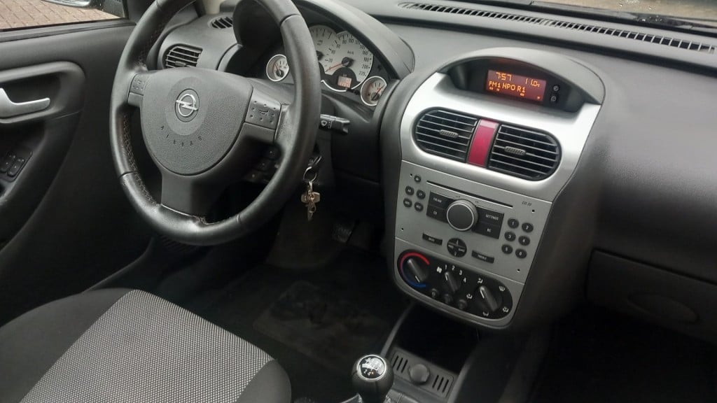 Opel Corsa 1.2-16v silverline