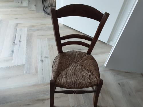 Heel leuk antiek stoeltje nog in prima staat mag weg voor 10 euro