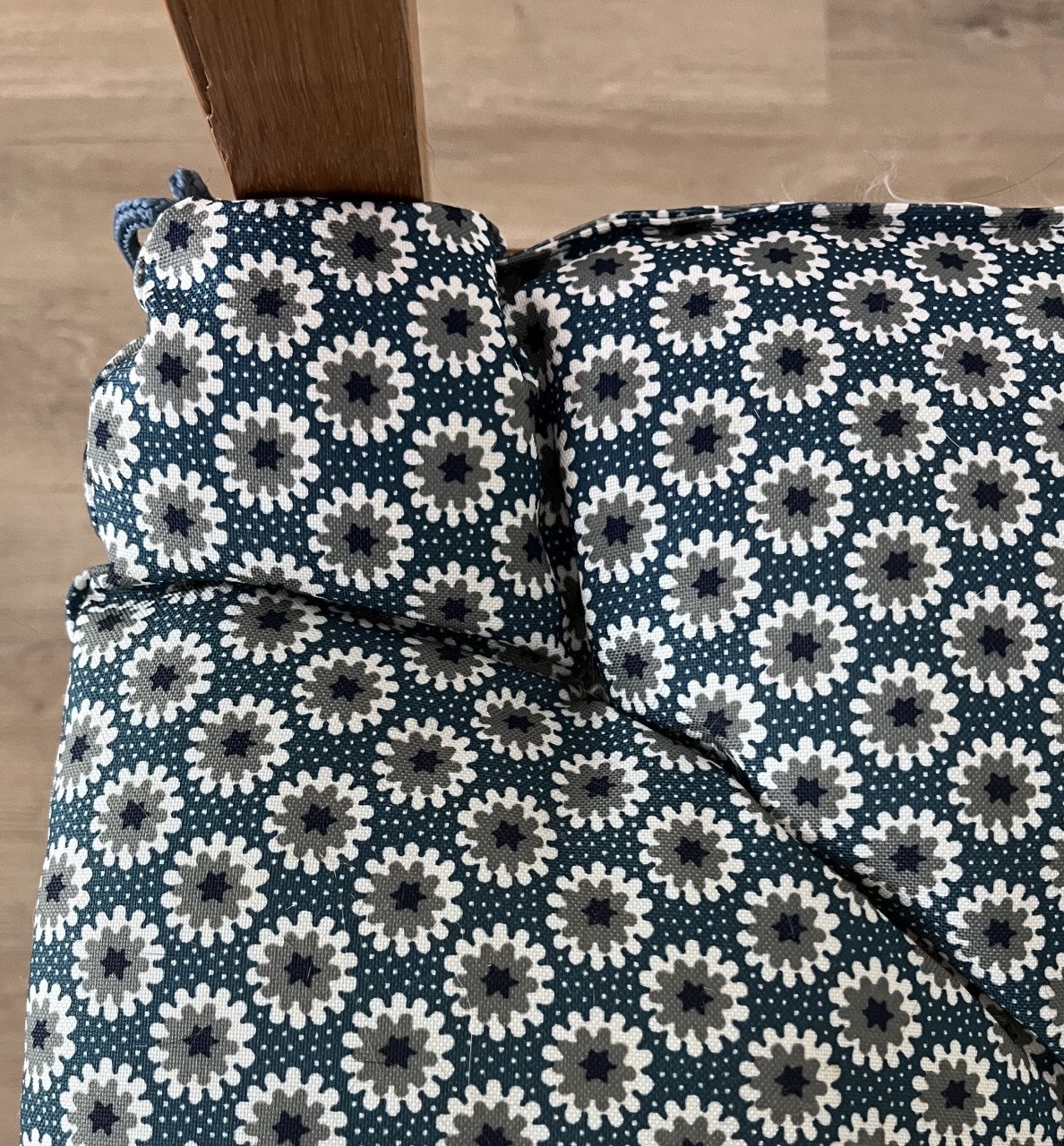 Twee houten stoelen