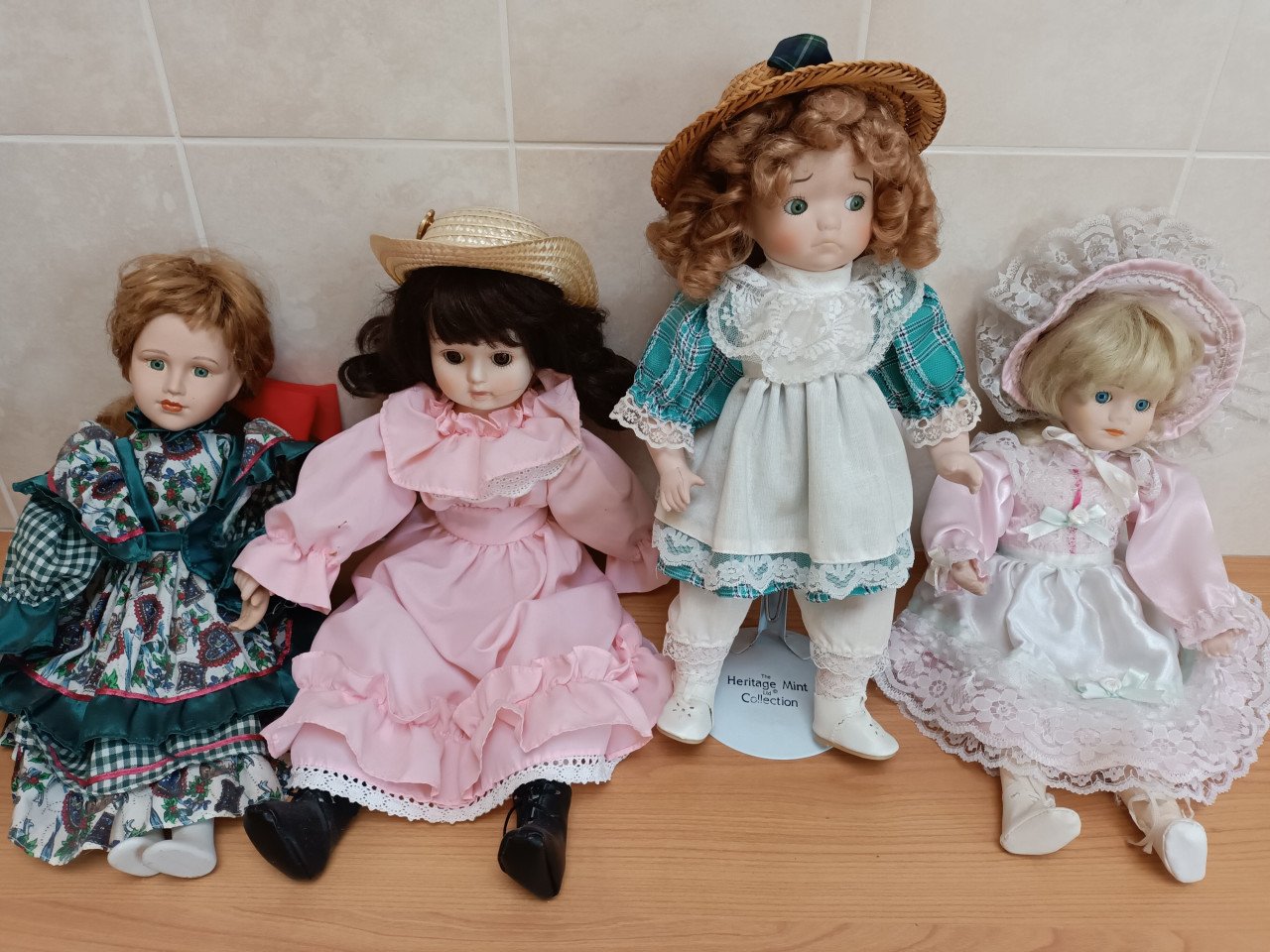 Vier stuks Amerika's porseleinen poppen America's Porcelain Dolls-Collectie
