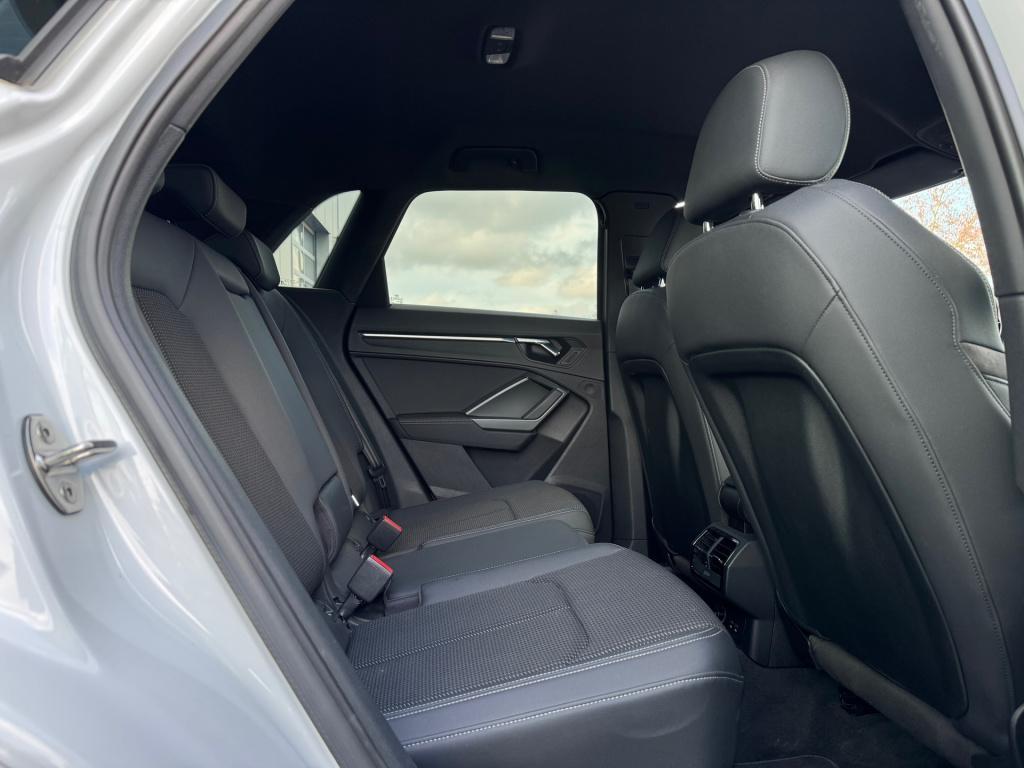 Audi Q3 35 tfsi 3x s-line* keyless * matrix led * camera * carplay