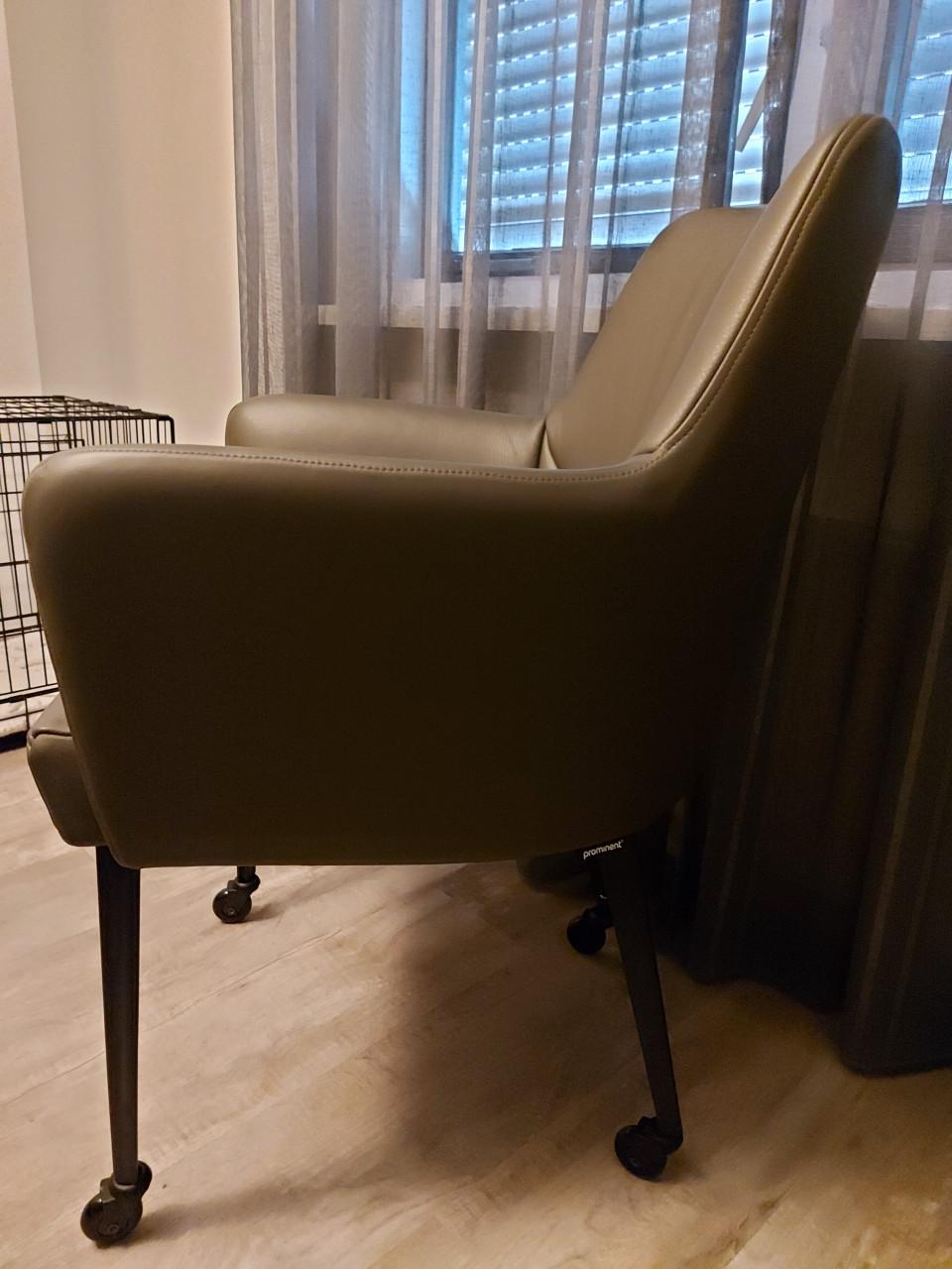 Nieuwe groene kamerstoelen
