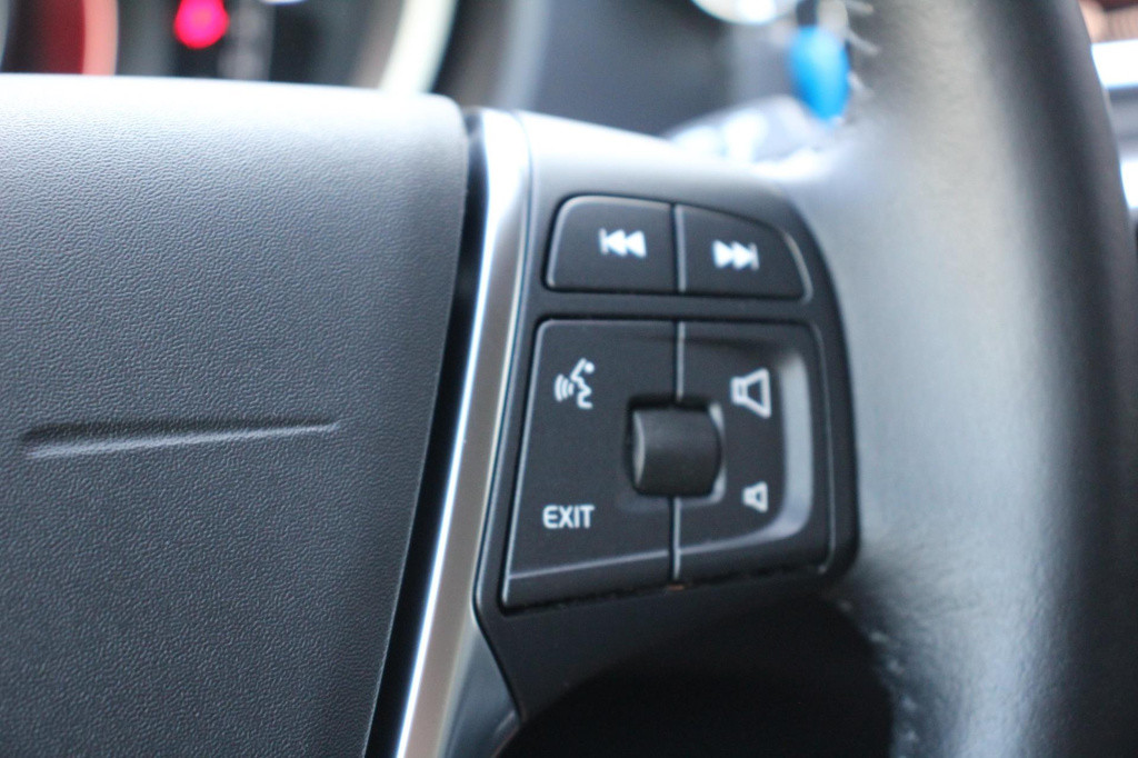 Volvo V40 1.5 t2 momentum automaat - pdc rondom + camera - full led - navi 