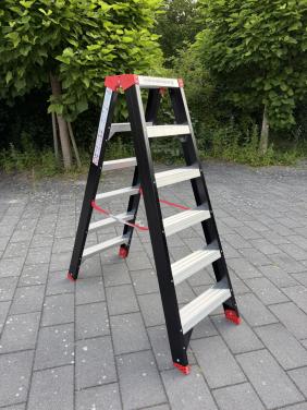 Trap 5 treden dubbel oploopbaar zwart gecoat NIEUW
