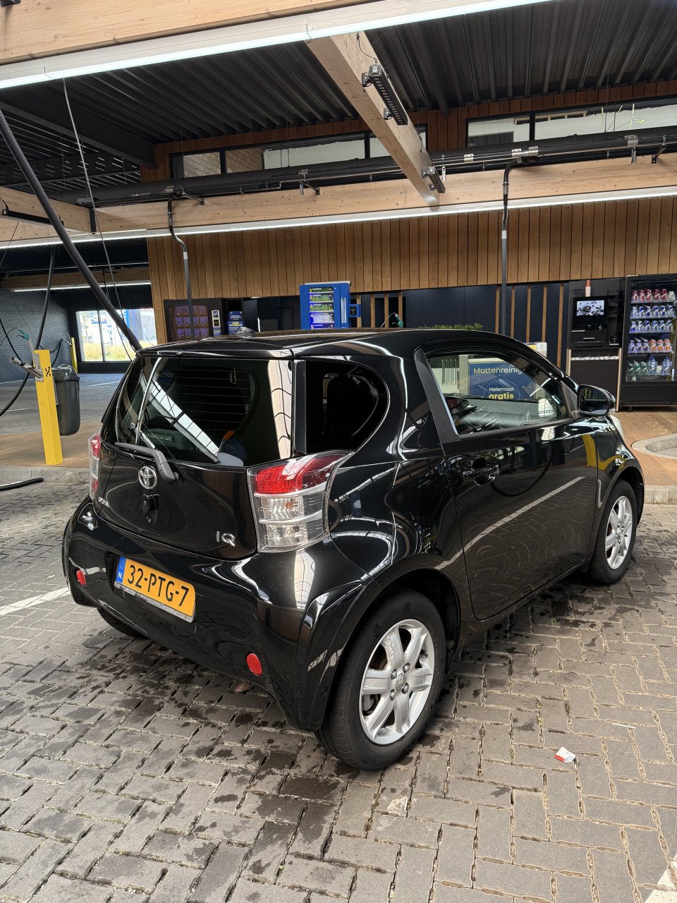 Toyota IQ 1.0 VVTi 2011 Zwart AUTOMAAT / NAVIGATIE