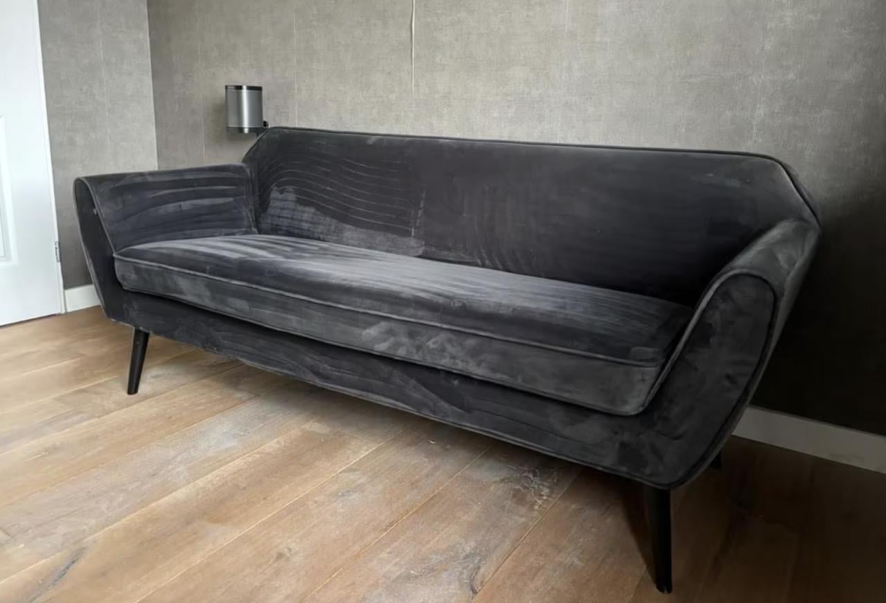 Keurige Woood Rocco 2,5-zits bank in het zwart.