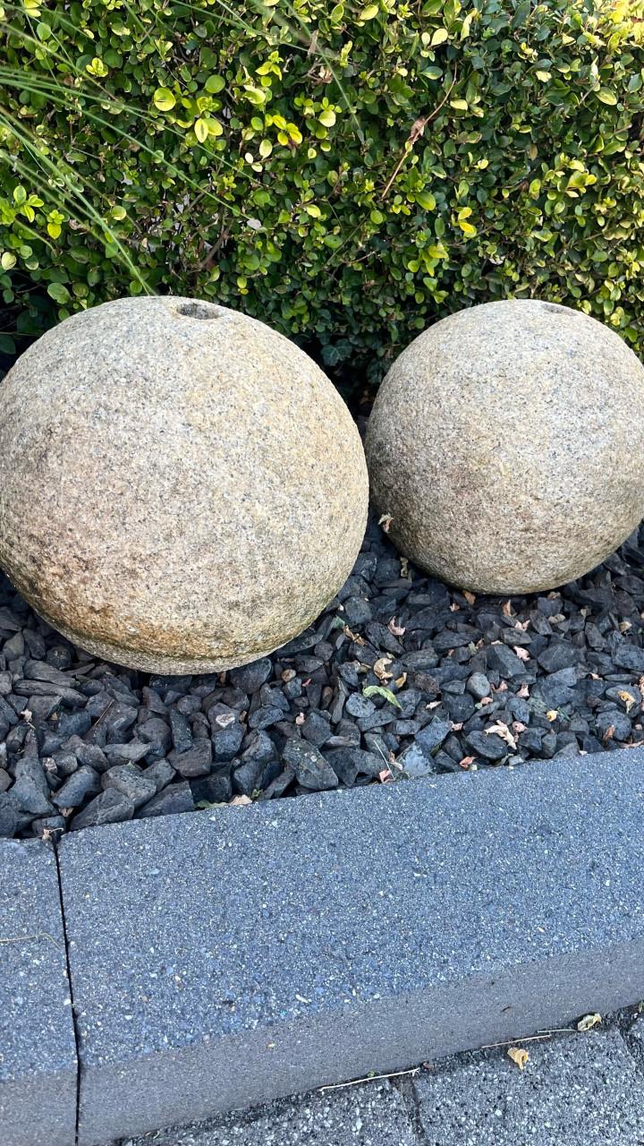 TE KOOP 2 natuurstenen bollen