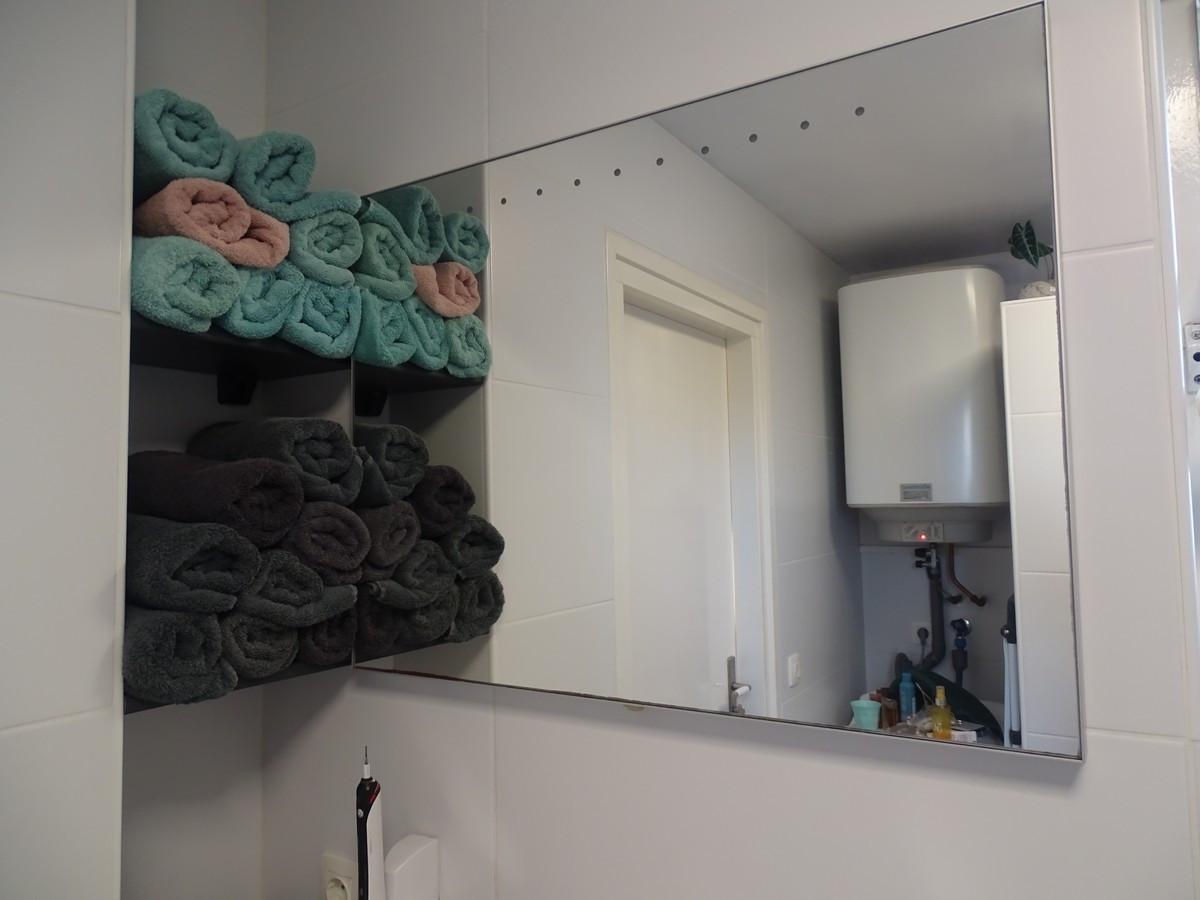 Badkamermeubels met spiegel en kranen