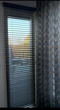 (Donker) bruine jaloezie(ën).