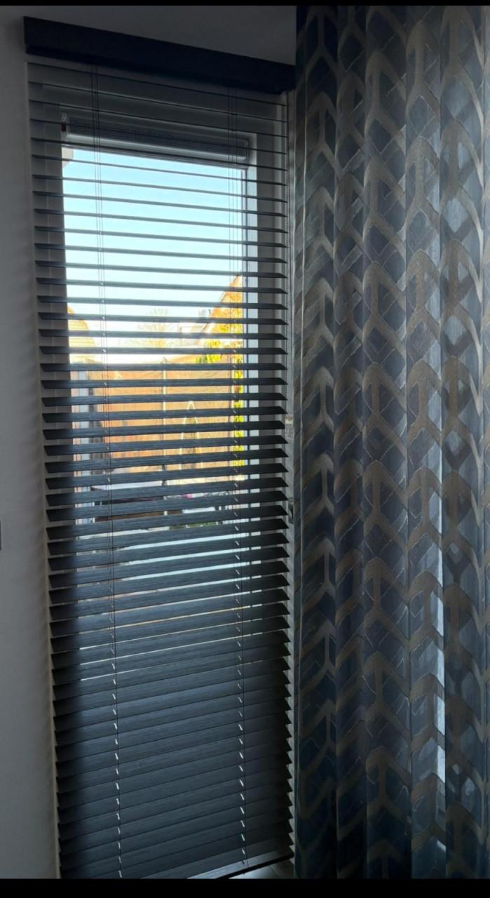 (Donker) bruine jaloezie(ën).