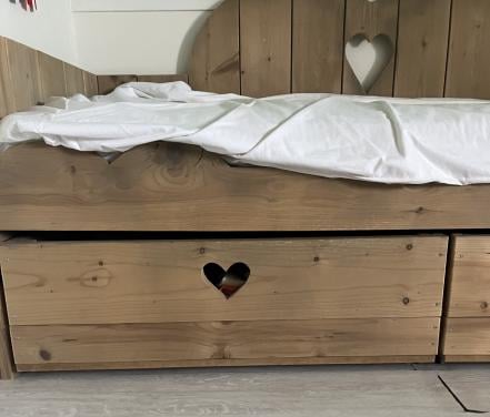 Te koop mooi steigerhouten bed met opberglades