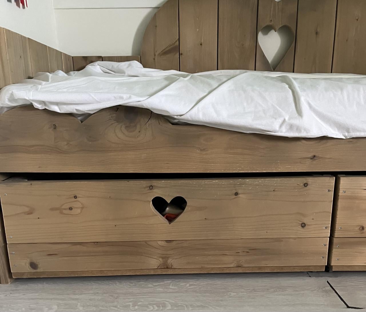 Te koop mooi steigerhouten bed met opberglades