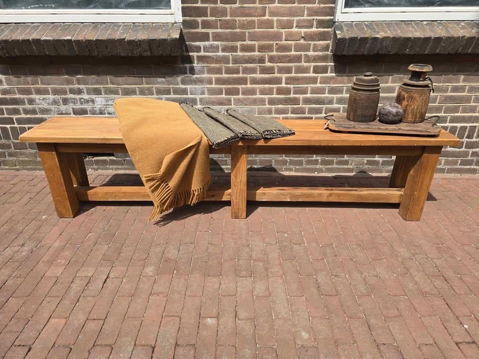 SCHITTERENDE DECORATIE, KASTEN, TAFELS, STOELEN, 3Z FACTORY ARNEMUIDEN