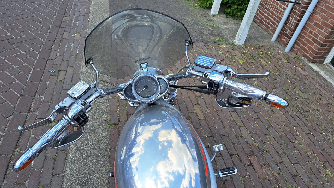 Ze start. Ze gromt. Ze wil asfalt. Geen excuses meer. HD V-Rod VRSCA