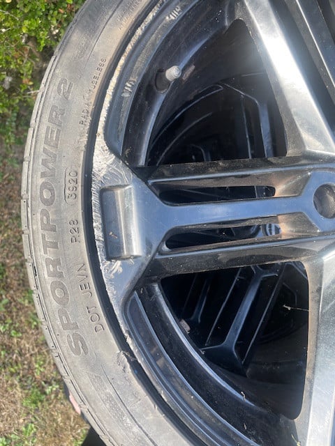 Te koop 4 velgen met banden komen onder een golf gtd vandaan