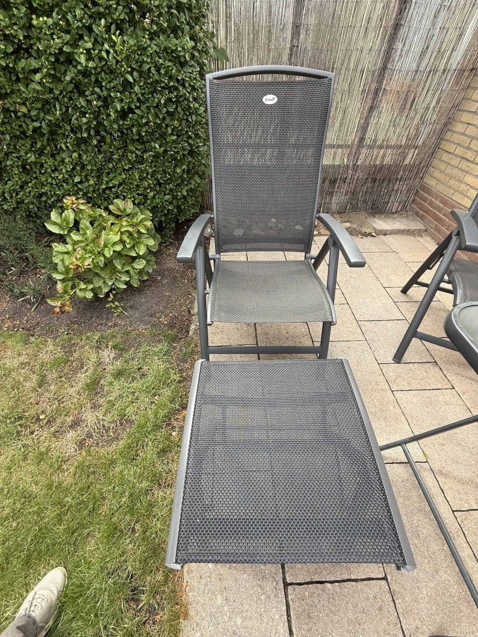 Te koop aangeboden: tuinset bestaande uit 4 stoelen, voetenbankje en tafel