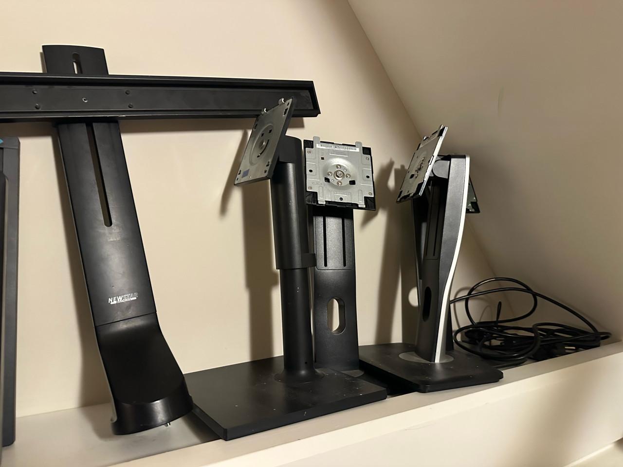 Drie monitors (2 Dell, 1 Samsung) met arm en standaards