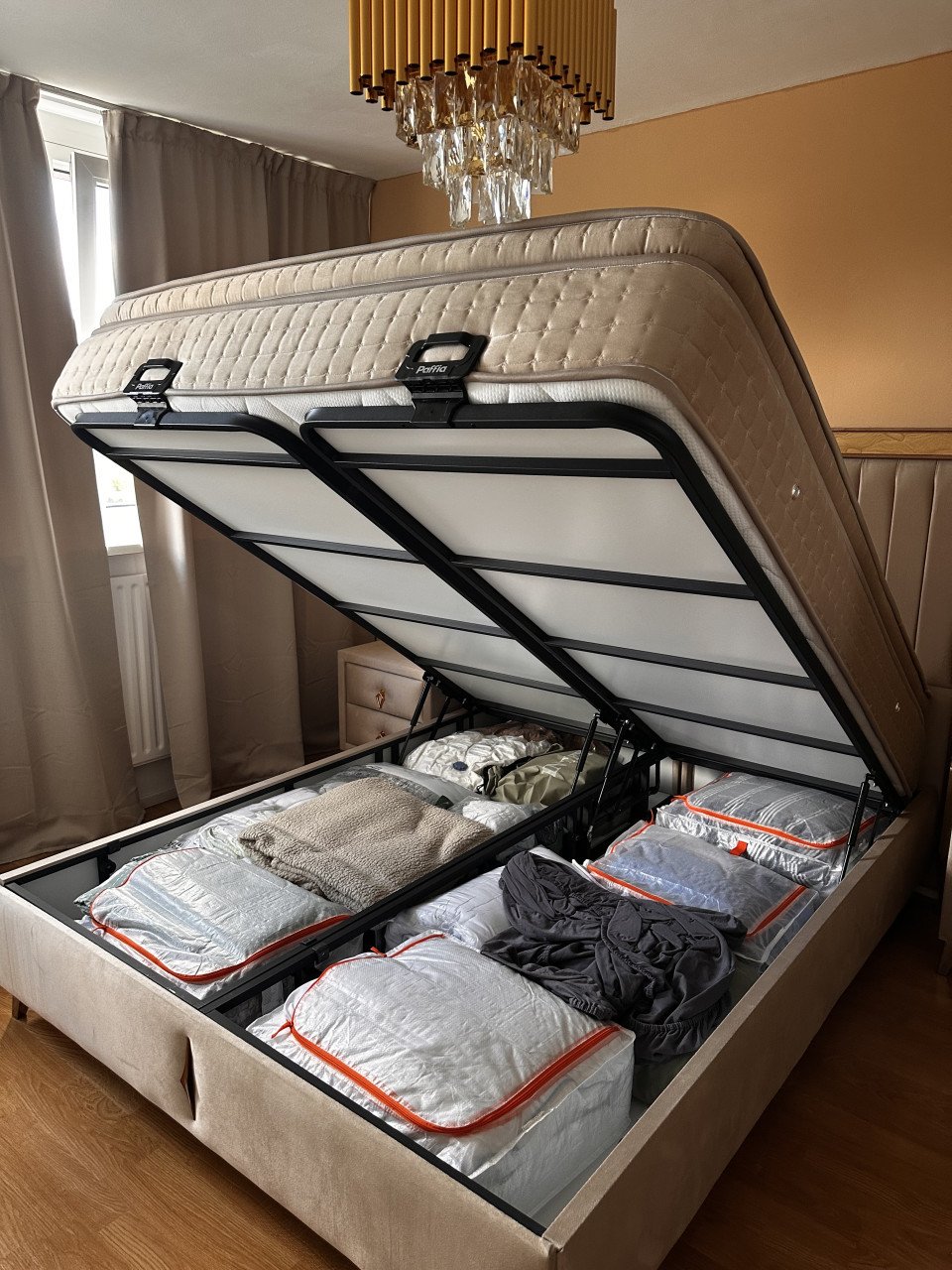Boxspring Tweepersoons bed  maar 2 jaar oud + nachtkastjes + voetbank