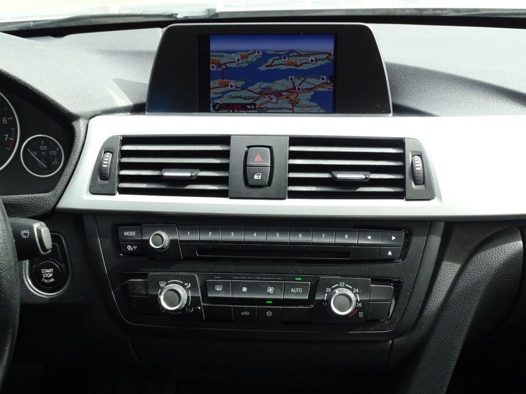 BMW 3-serie 320i executive automaat | 18" | afn. trekhaak | bluetooth