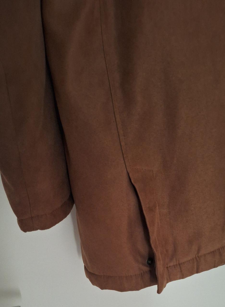 Te koop: een bruine camelkleurige heren winterjas.