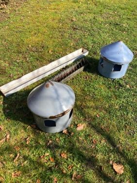 Brocante voerbakken voor duiven of pluimvee