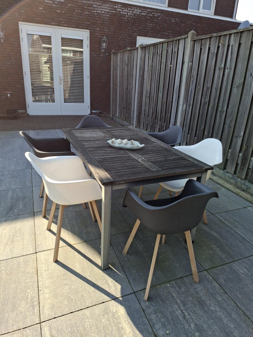 Tafel en 6 stoelen terras