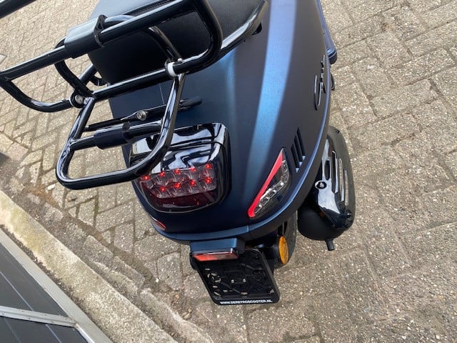Aanbieding nieuwe ful option vespa look santini capri scooters nu 1899 euro