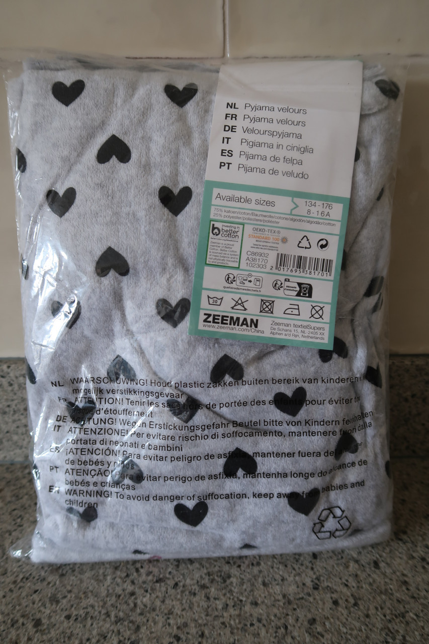 Velour pyama, maat 170/176, kleur grijs met zwarte hartjes op de broek.