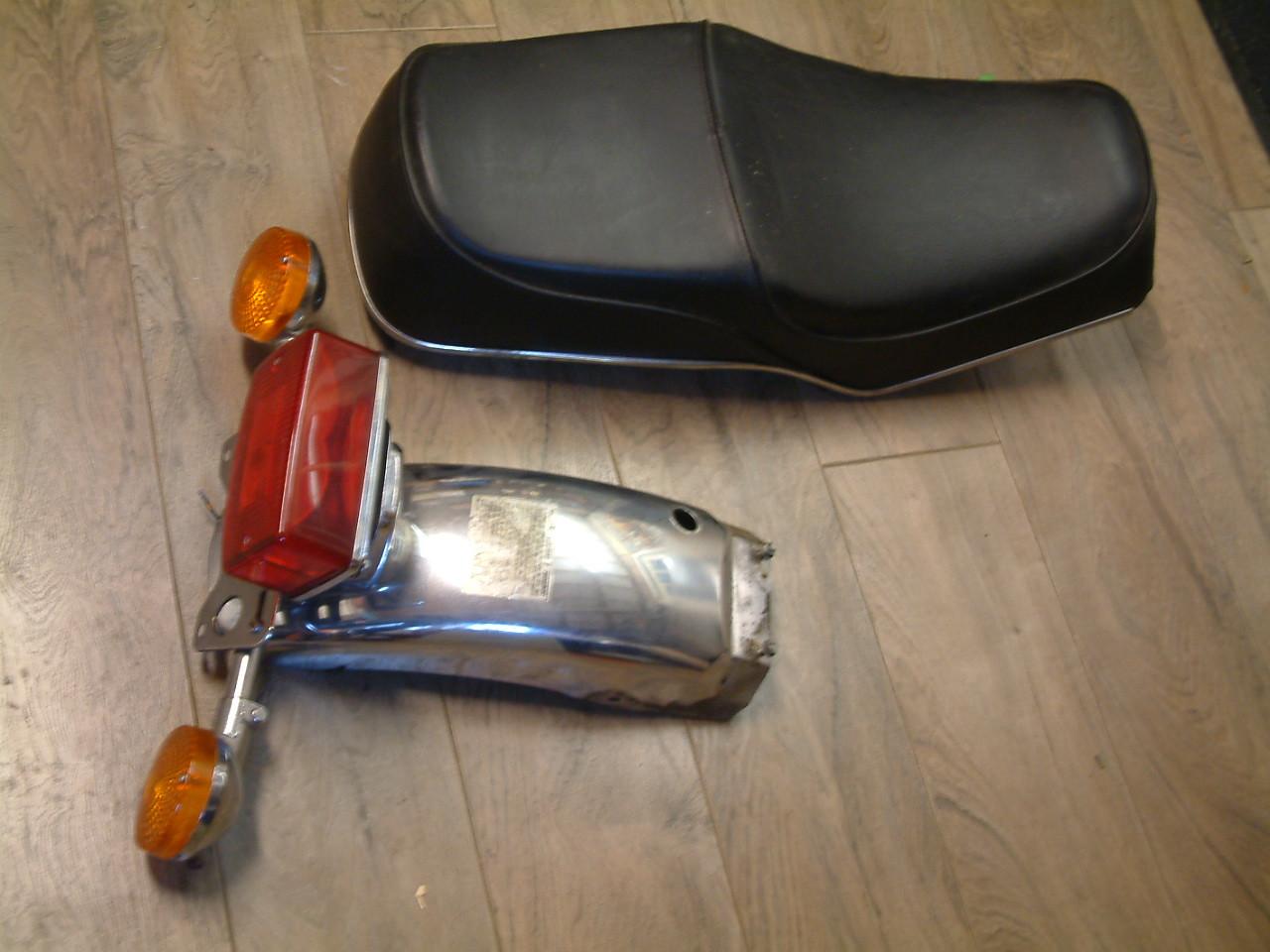 Tellerset cb  achterspatbord met knipper bollen en achterlicht  nieuw zadel