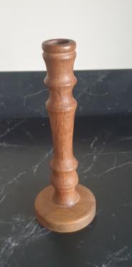 Oude houten kaarsenstandaard 21 cm hoog