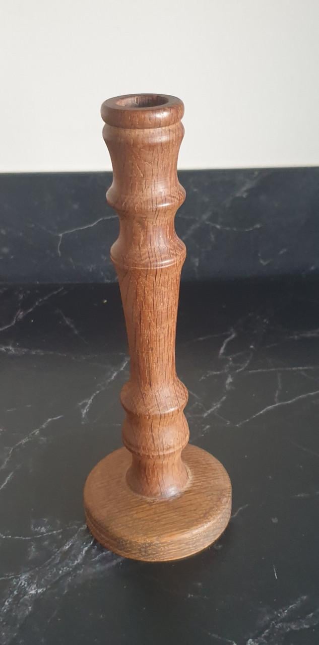 Oude houten kaarsenstandaard 21 cm hoog