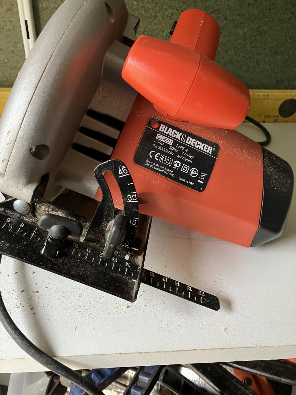Te koop in goede staat een Black en Decker zaagmachine