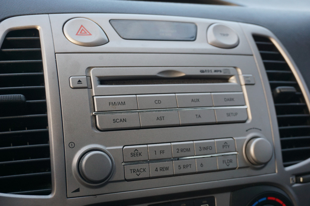 Hyundai I 20 1.2i dynamicversion airco / elektr. ramen / parkeers. / nap